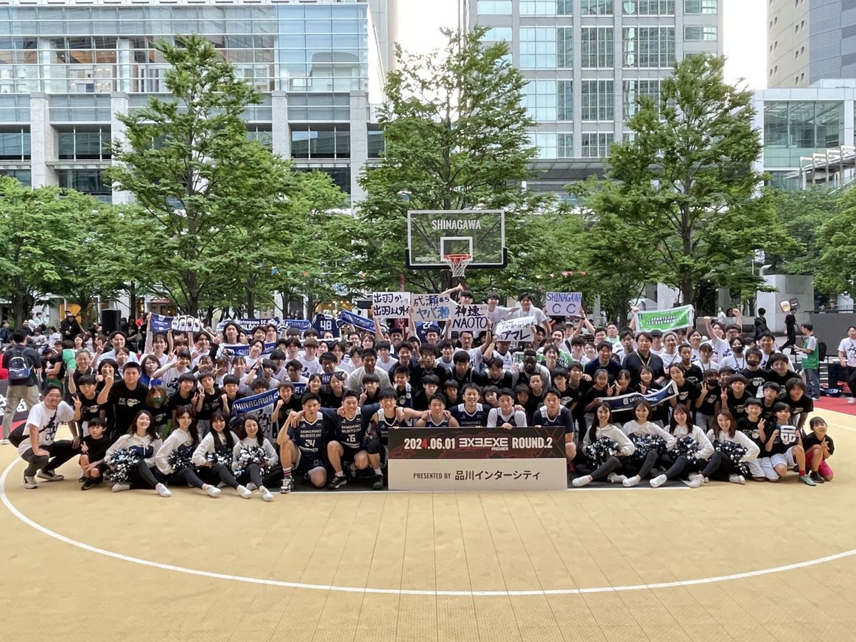 大会終了後のコート上での集合写真