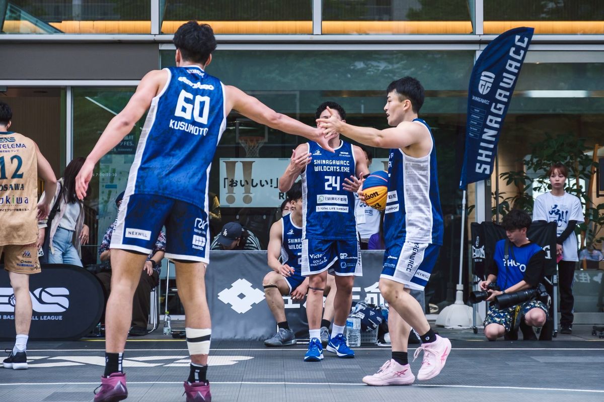 試合中にハイタッチを交わす選手たち